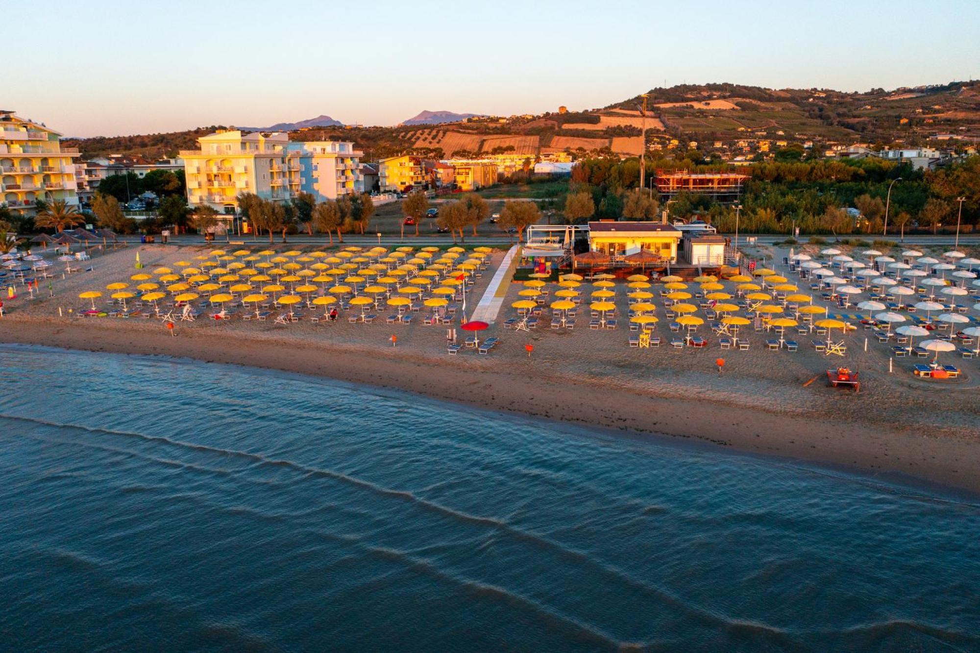 Hotel Holiday Martinsicuro Buitenkant foto