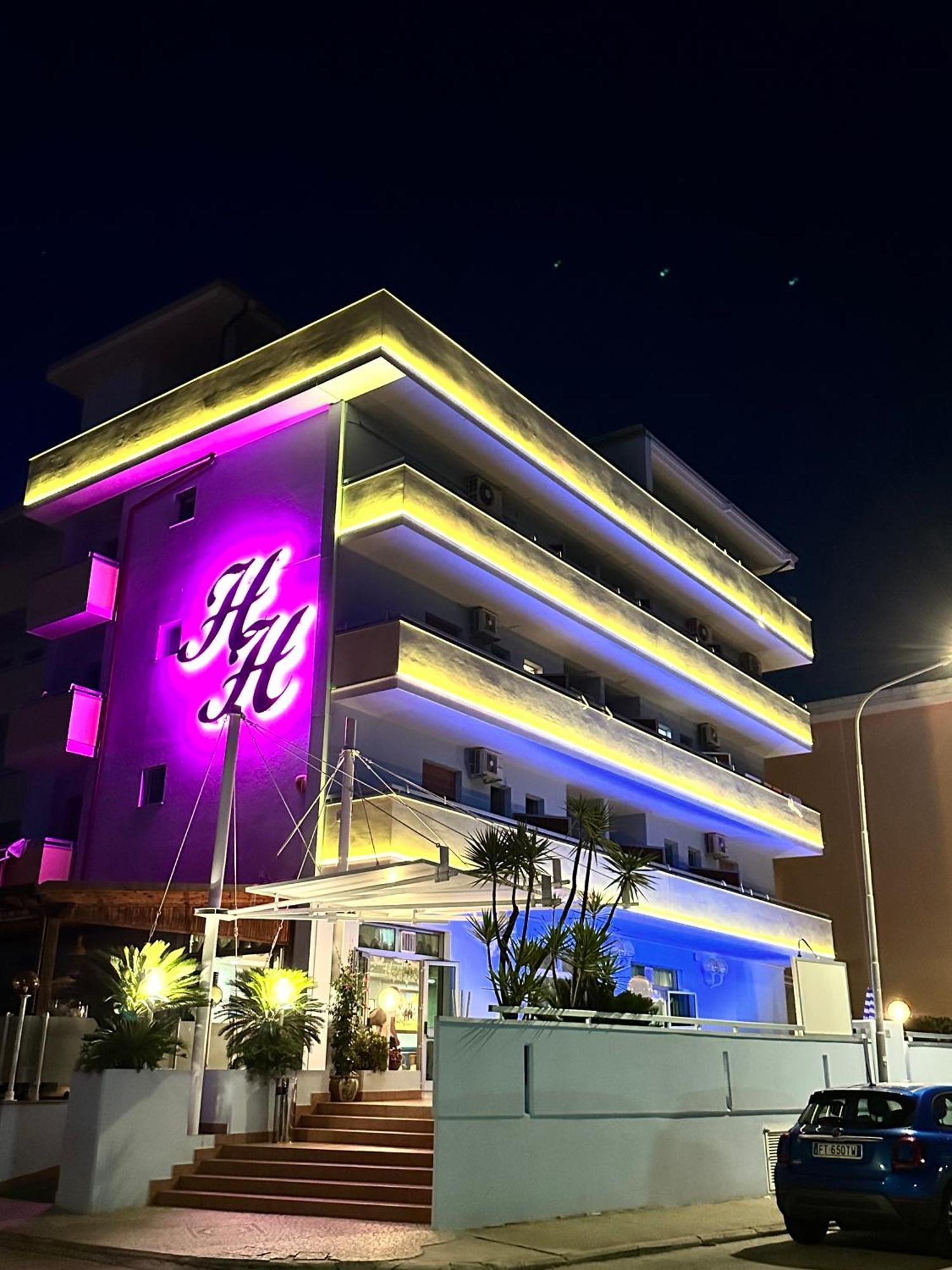 Hotel Holiday Martinsicuro Buitenkant foto