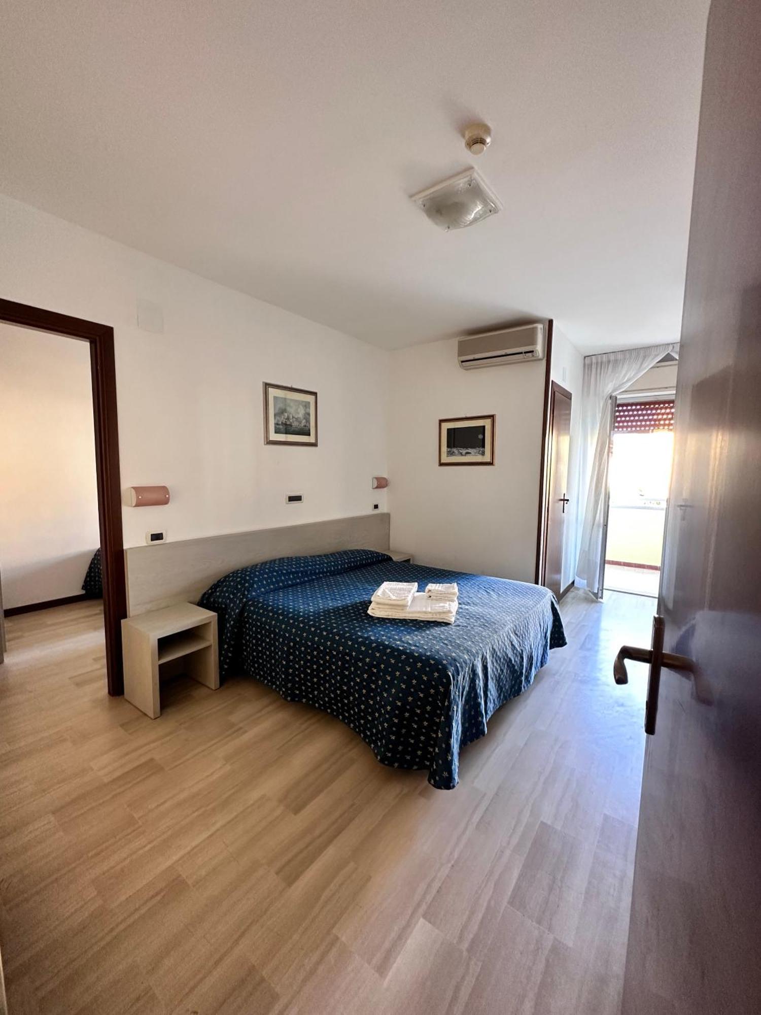 Hotel Holiday Martinsicuro Buitenkant foto