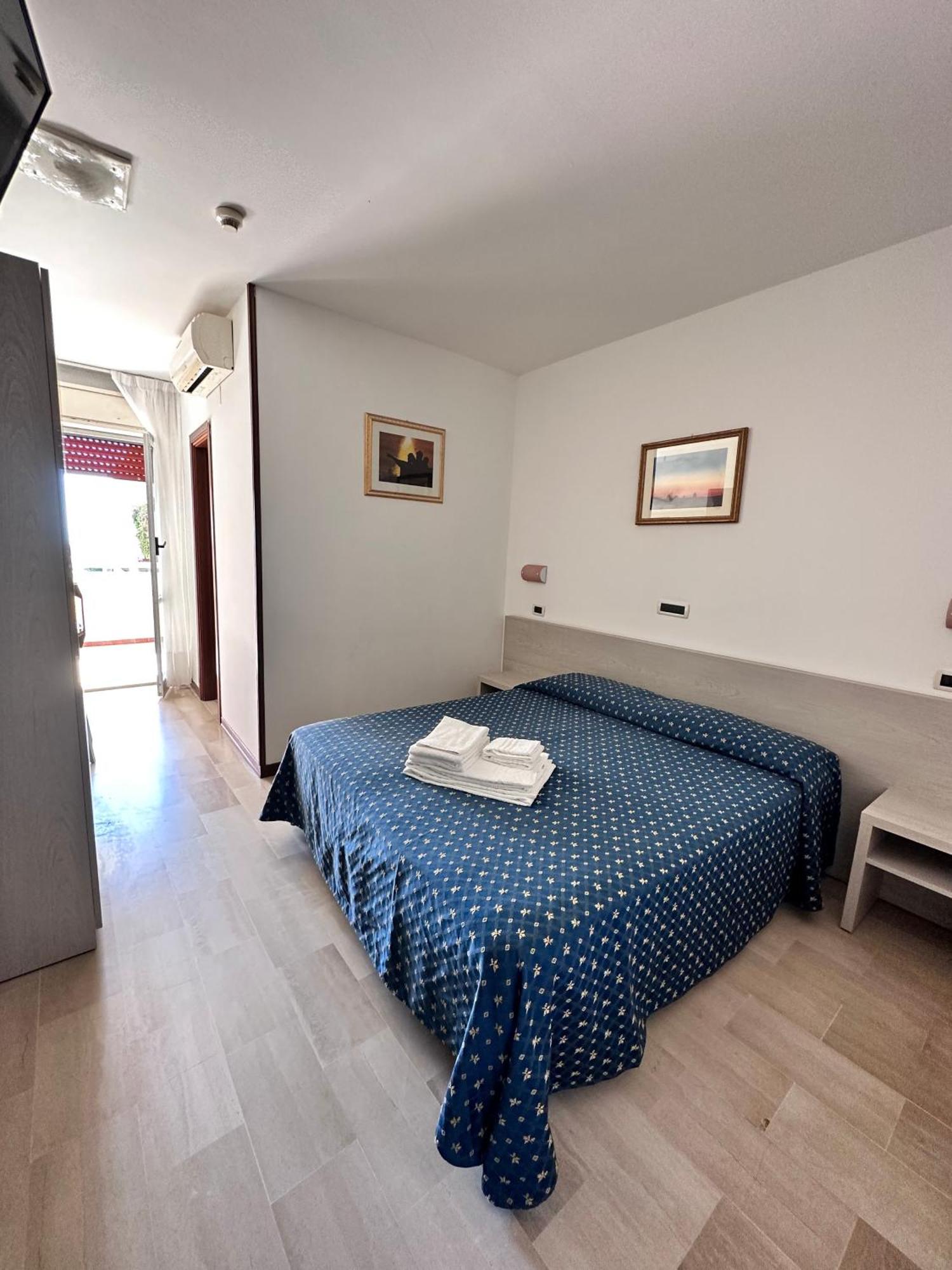 Hotel Holiday Martinsicuro Buitenkant foto