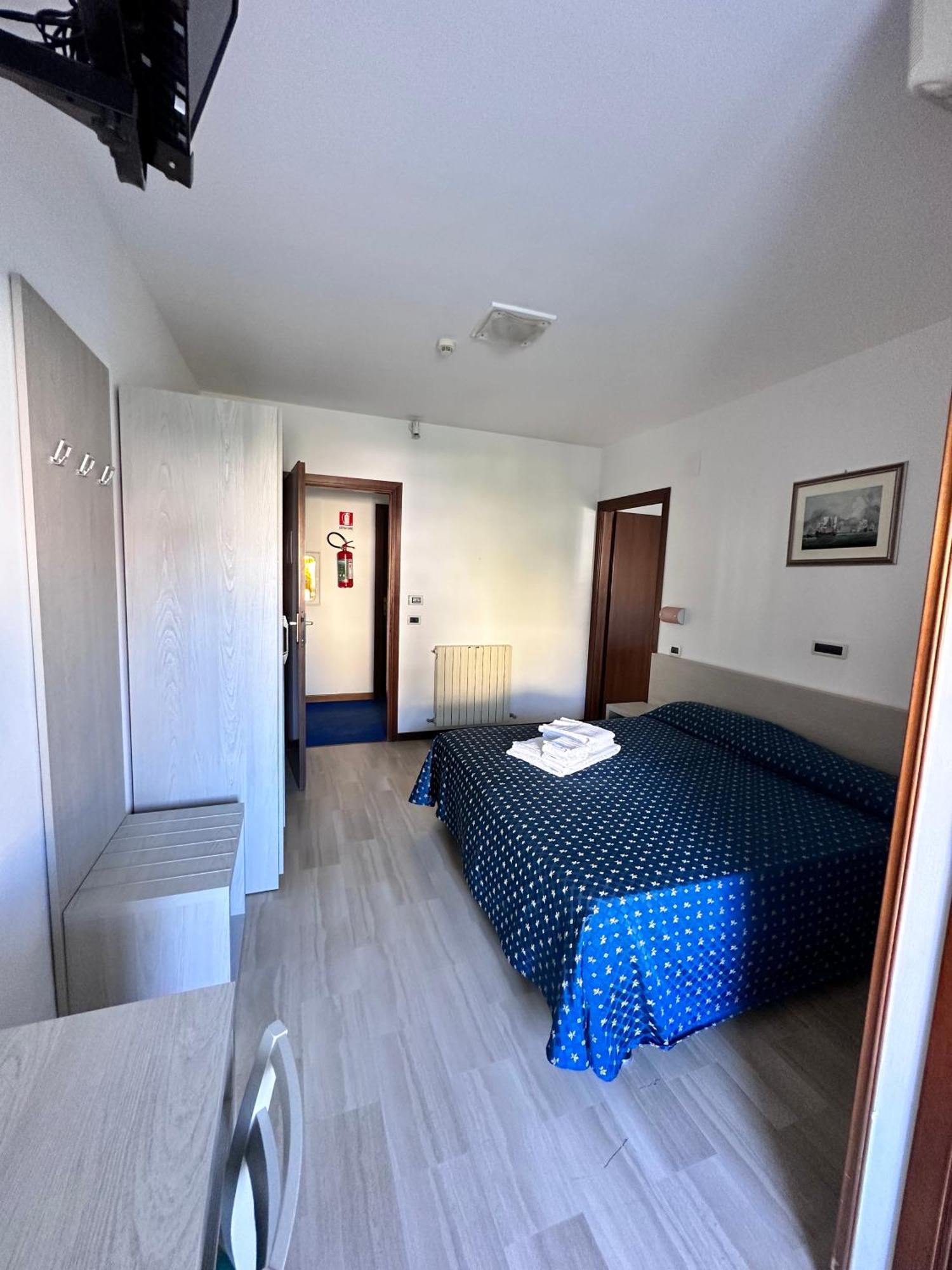 Hotel Holiday Martinsicuro Buitenkant foto