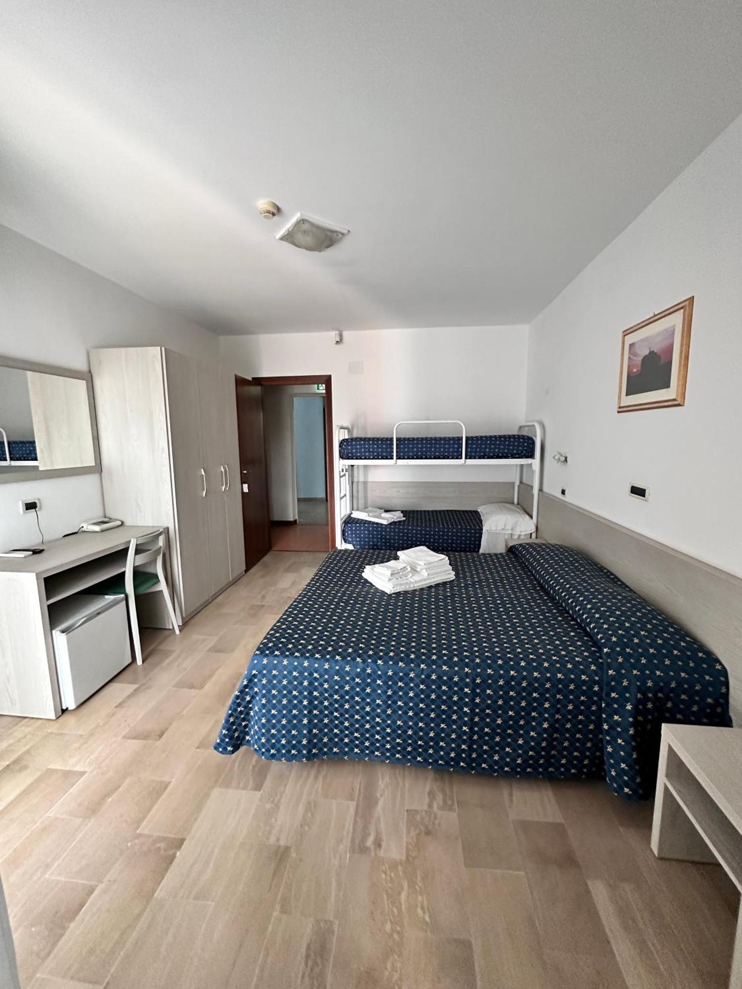 Hotel Holiday Martinsicuro Kamer foto