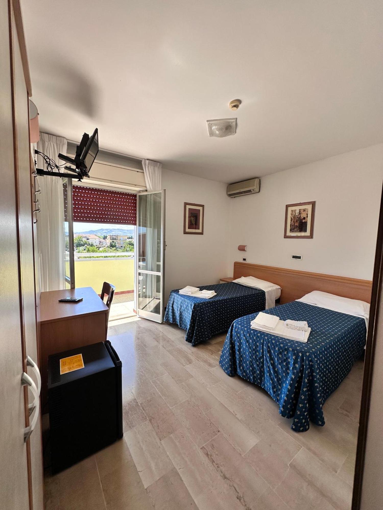 Hotel Holiday Martinsicuro Kamer foto