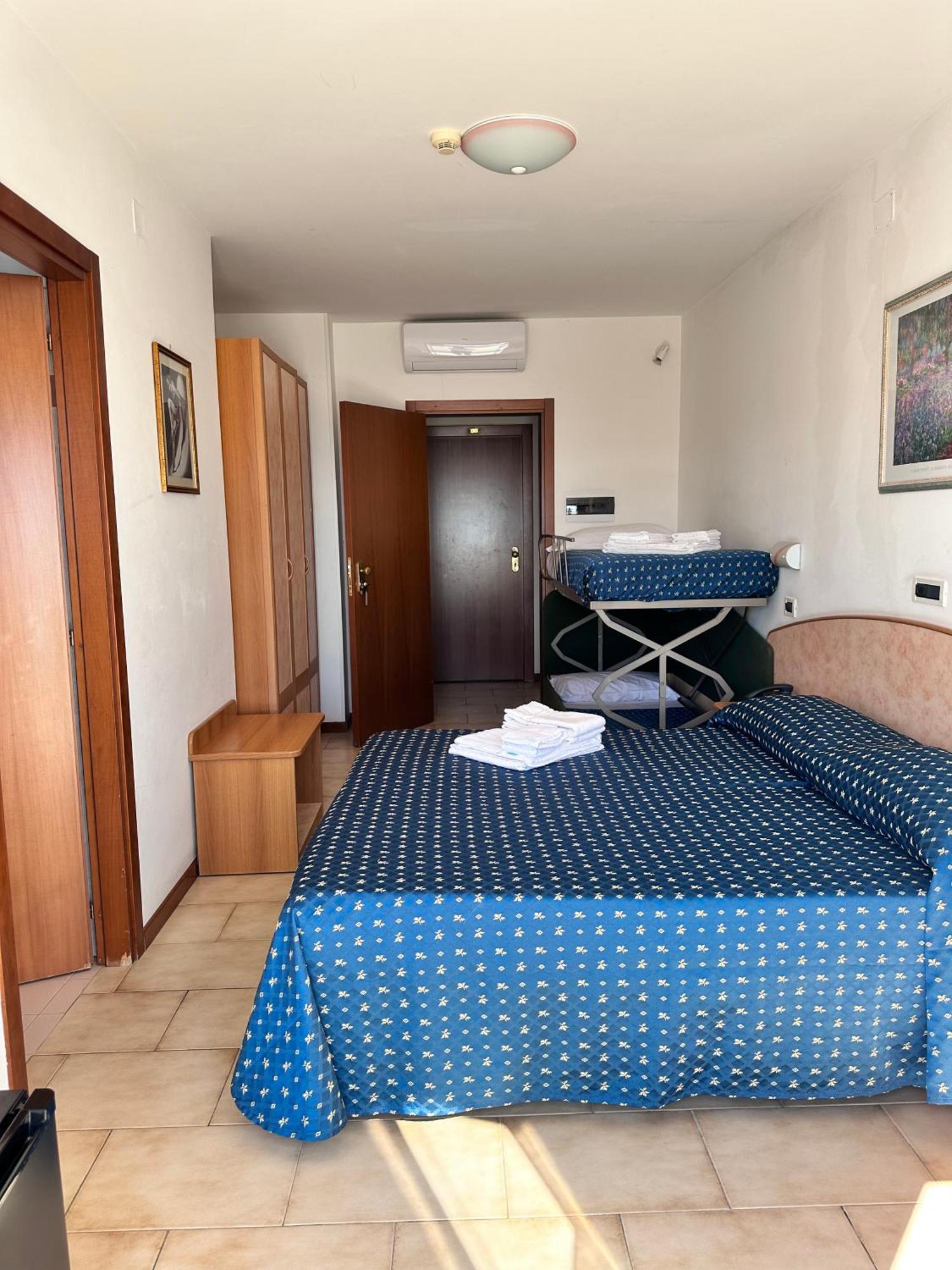 Hotel Holiday Martinsicuro Kamer foto