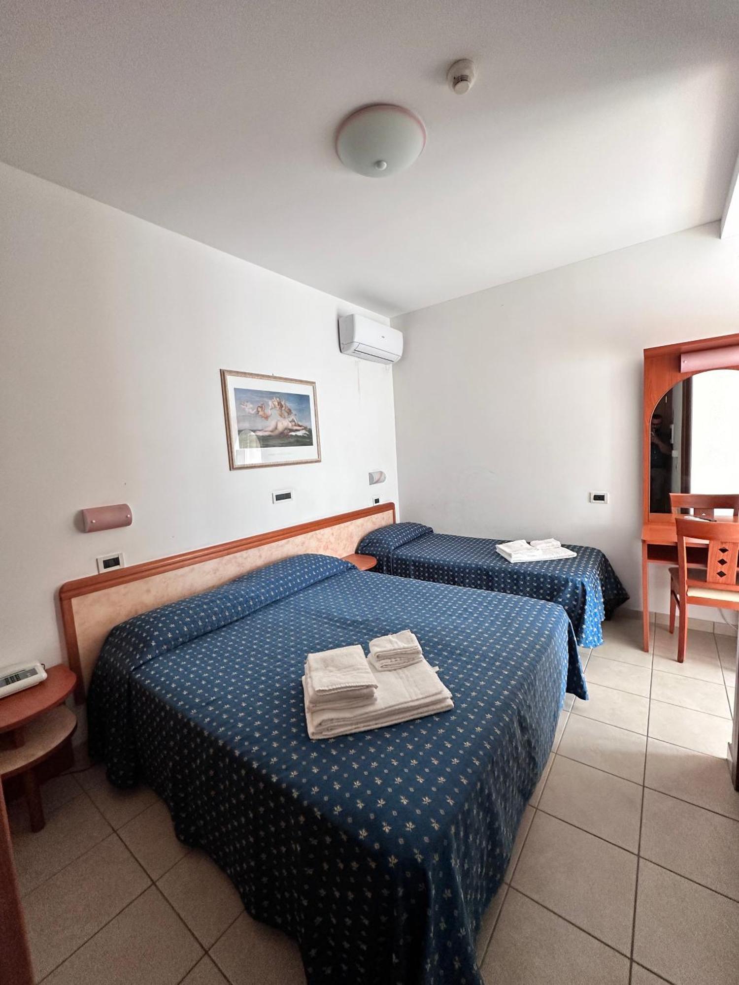 Hotel Holiday Martinsicuro Kamer foto