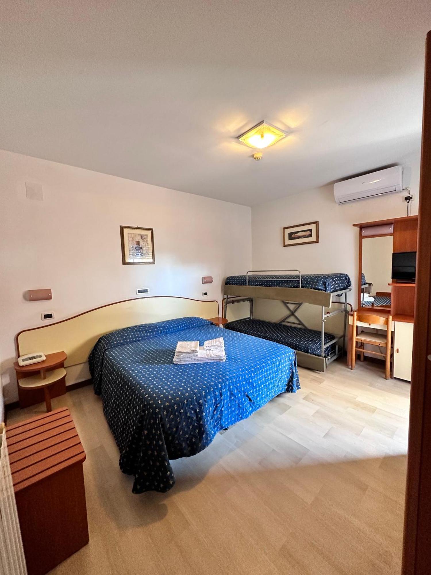 Hotel Holiday Martinsicuro Kamer foto