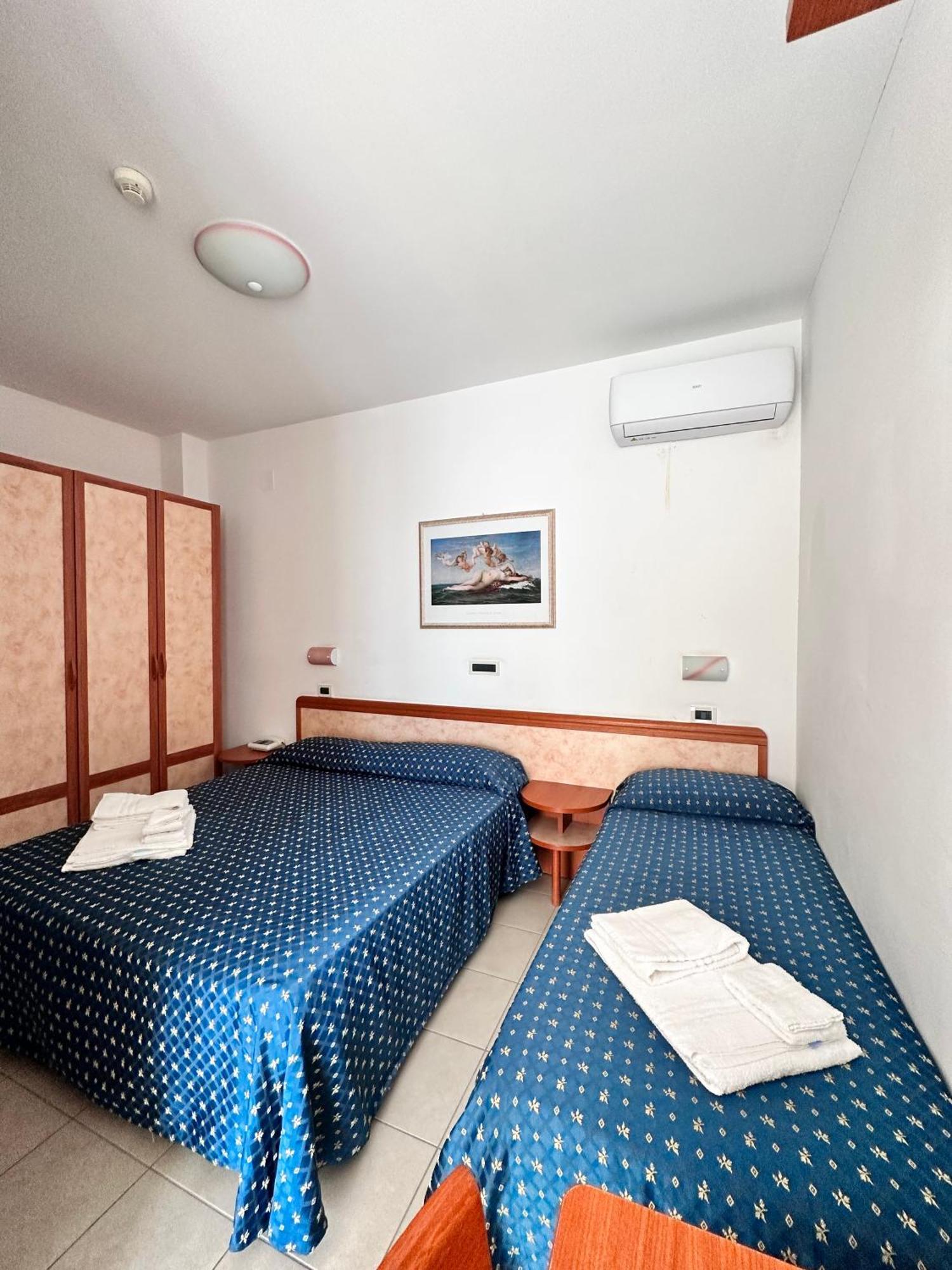 Hotel Holiday Martinsicuro Kamer foto