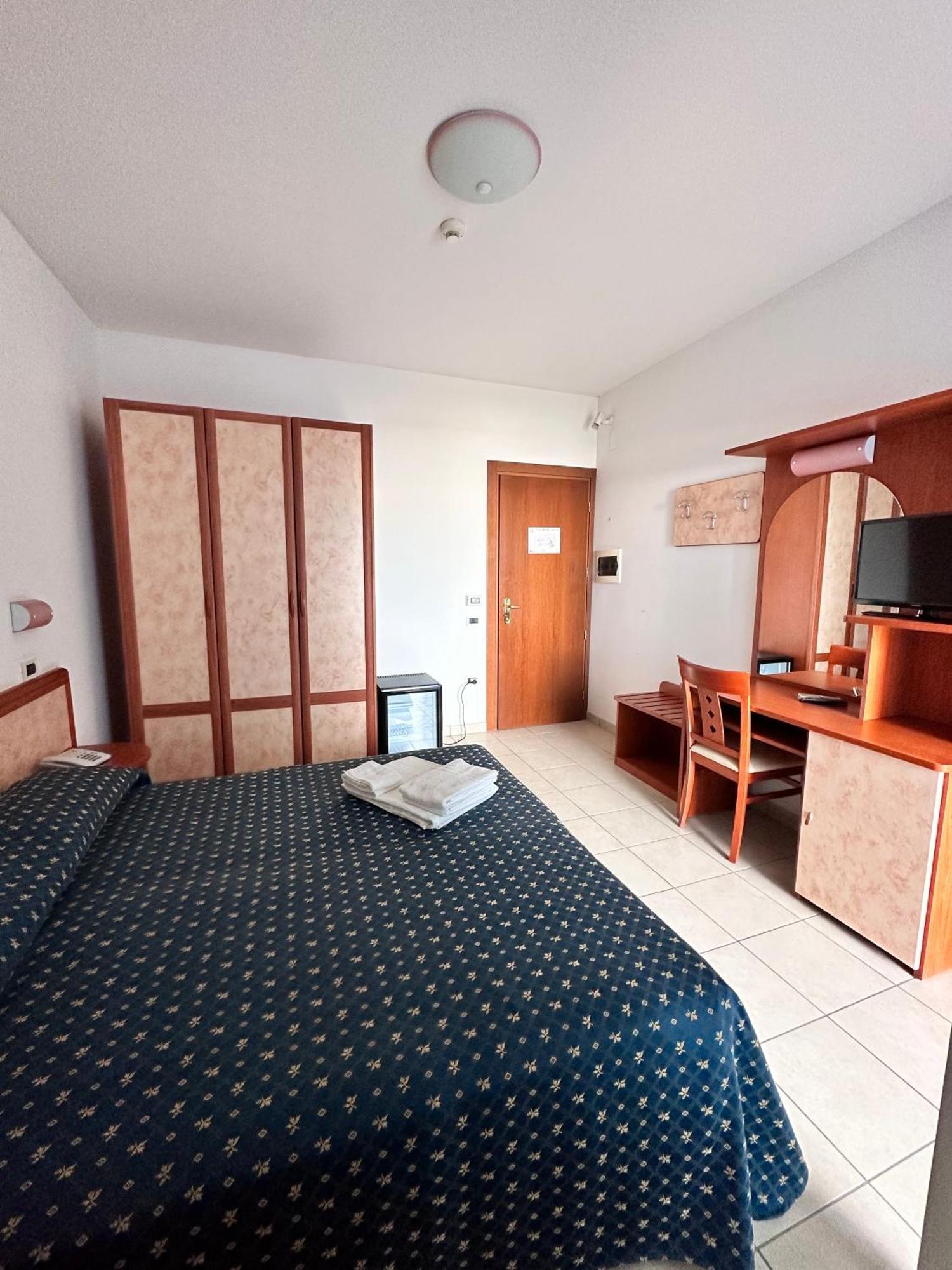Hotel Holiday Martinsicuro Kamer foto